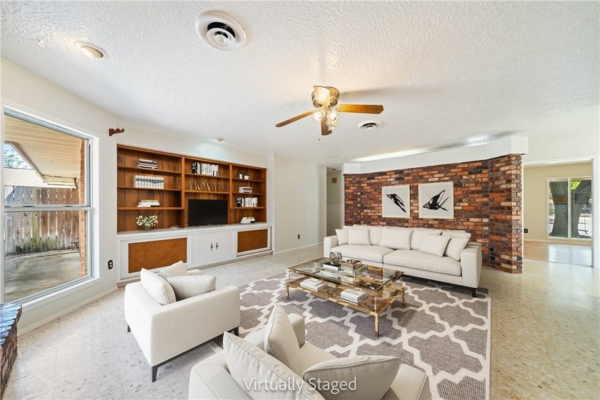 Don't miss this! Charming 3/2 home on a large corner lot, 2 - photo 4