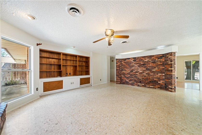 Don't miss this! Charming 3/2 home on a large corner lot, 2 - photo 5