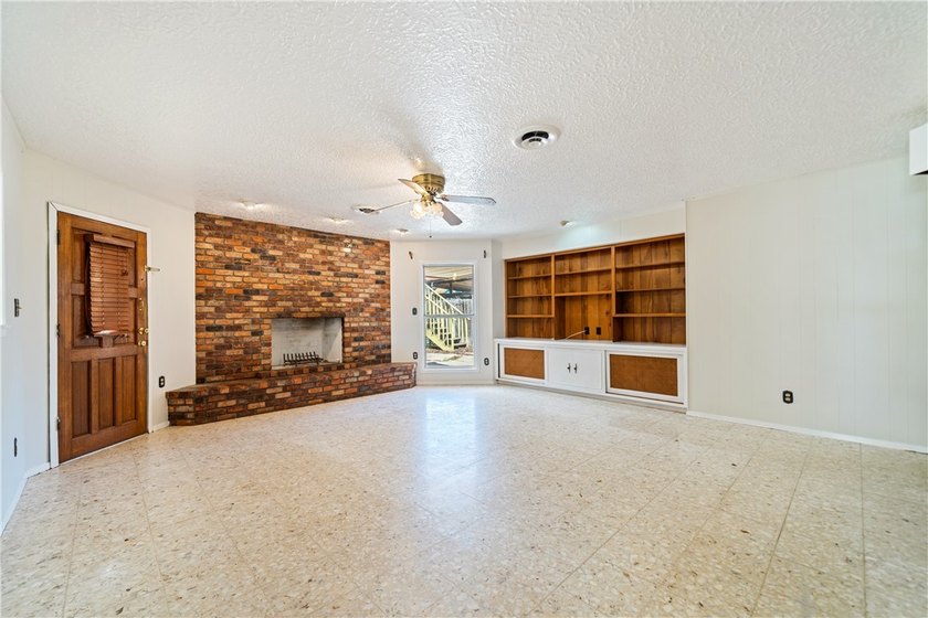 Don't miss this! Charming 3/2 home on a large corner lot, 2 - photo 6