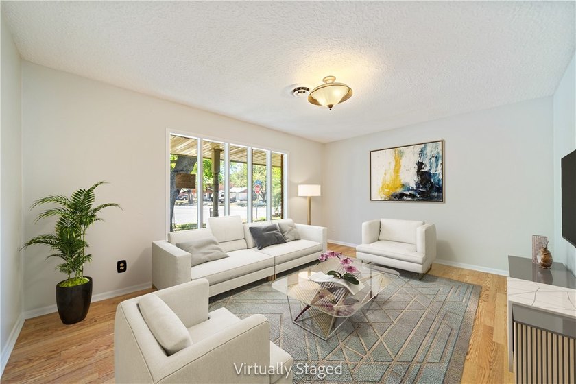 Don't miss this! Charming 3/2 home on a large corner lot, 2 - photo 7