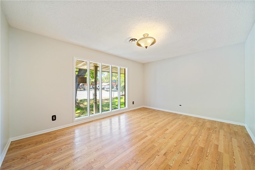 Don't miss this! Charming 3/2 home on a large corner lot, 2 - photo 8