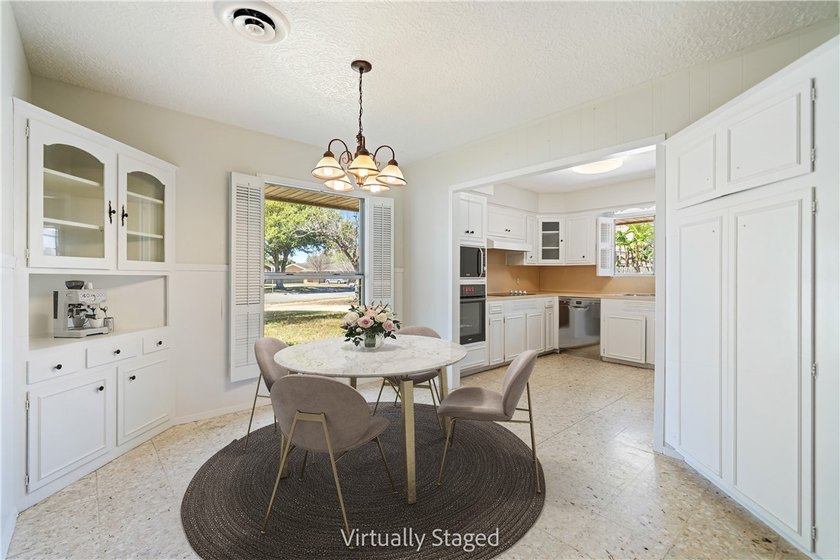 Don't miss this! Charming 3/2 home on a large corner lot, 2 - photo 9