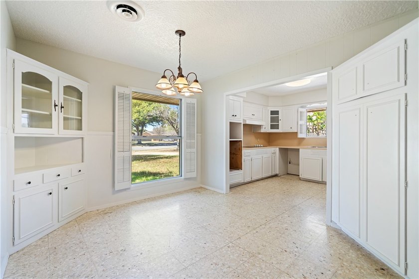 Don't miss this! Charming 3/2 home on a large corner lot, 2 - photo 10