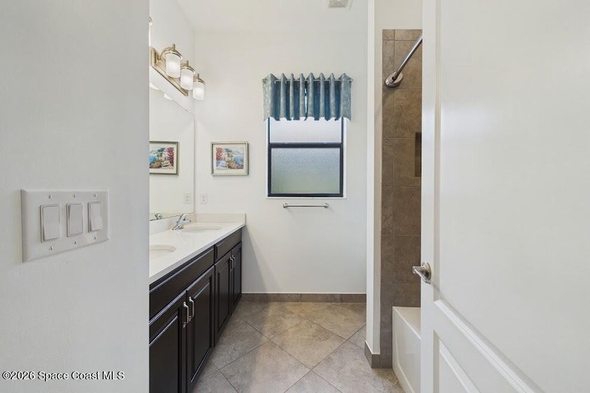 This 4 Bdrm, 3 Bath, 3 Car Garage Lakefront Home on CUL DESAC! - photo 34