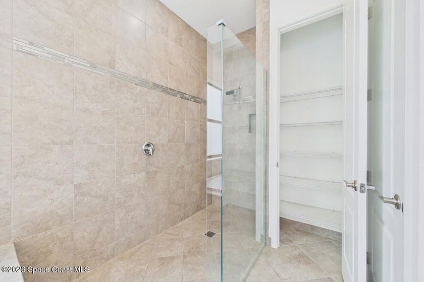 This 4 Bdrm, 3 Bath, 3 Car Garage Lakefront Home on CUL DESAC! - photo 38