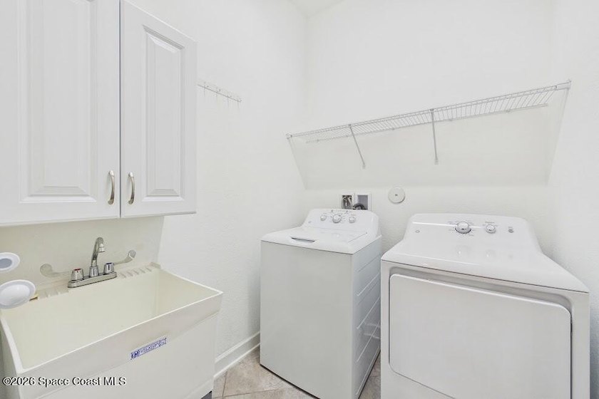 This 4 Bdrm, 3 Bath, 3 Car Garage Lakefront Home on CUL DESAC! - photo 40