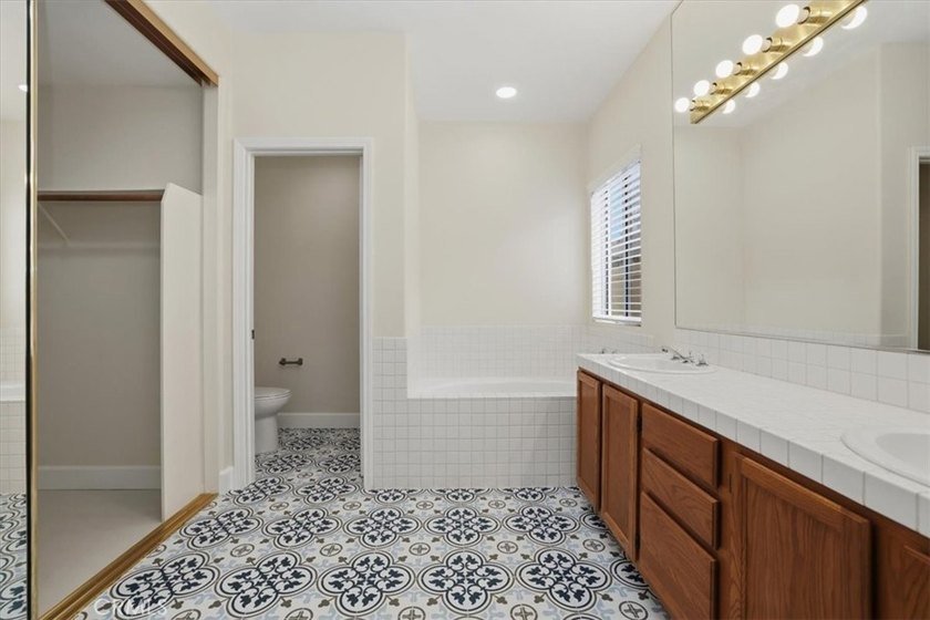 Back on the market due to no fault of the home. Welcome to this - photo 33