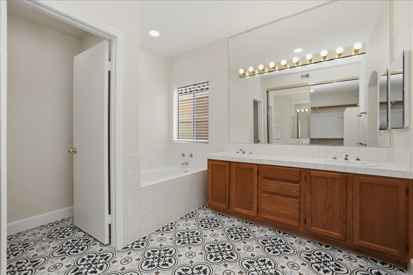 Back on the market due to no fault of the home. Welcome to this - photo 34