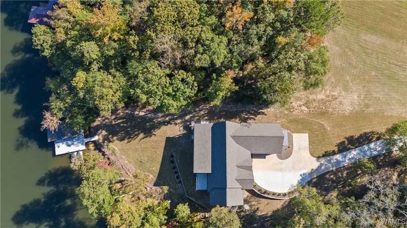 This stunning 4-year-old custom home on Lake Tuscaloosa offers - photo 7