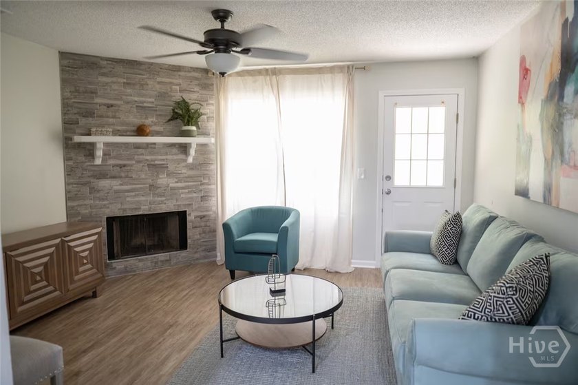 ALERT!! A NEW EVEN LOWER PRICE AND A NEW ROOF! Lovely, renovated - photo 12