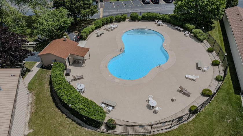 Welcome home to this beautifully refreshed, spacious condo in - photo 2