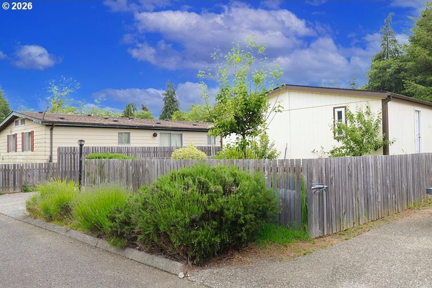 Move-in ready and beautifully maintained, this double-wide - photo 2