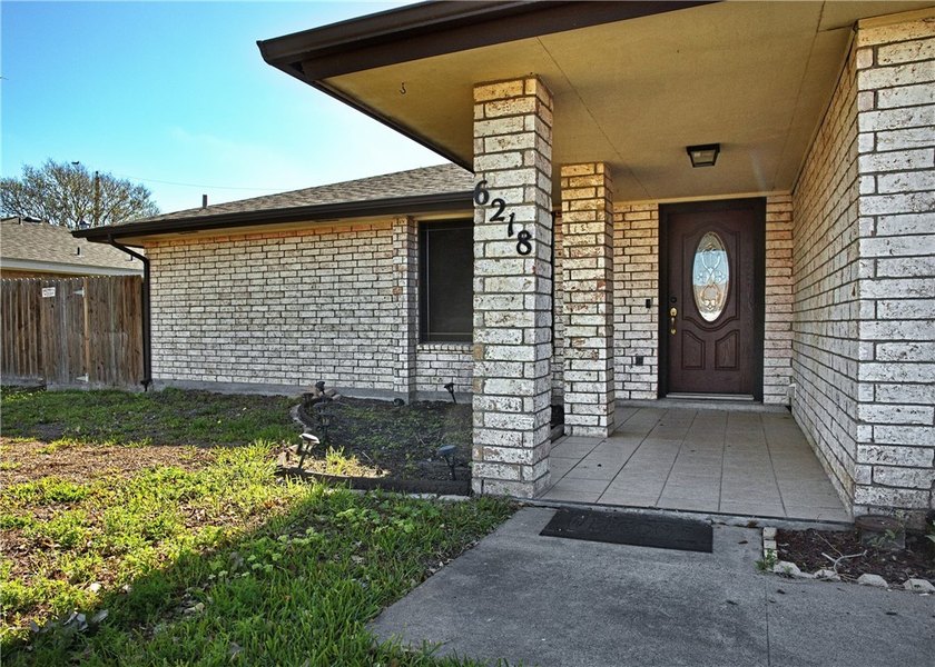 Welcome to this beautifully maintained 4-bedroom, 2-bath, 1-car - photo 3