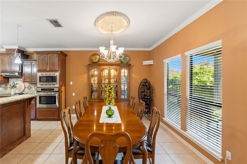 Pristine and move in ready! This amazing and well-maintained one - photo 11