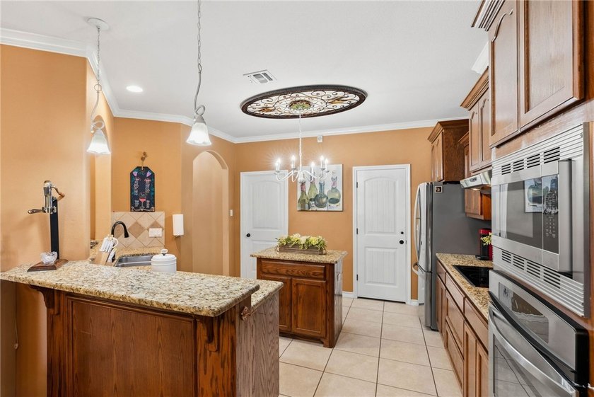 Pristine and move in ready! This amazing and well-maintained one - photo 12
