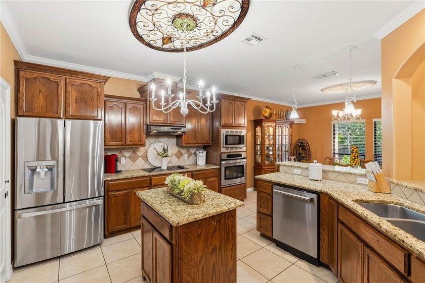 Pristine and move in ready! This amazing and well-maintained one - photo 13