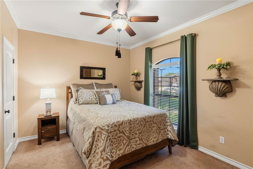 Pristine and move in ready! This amazing and well-maintained one - photo 16