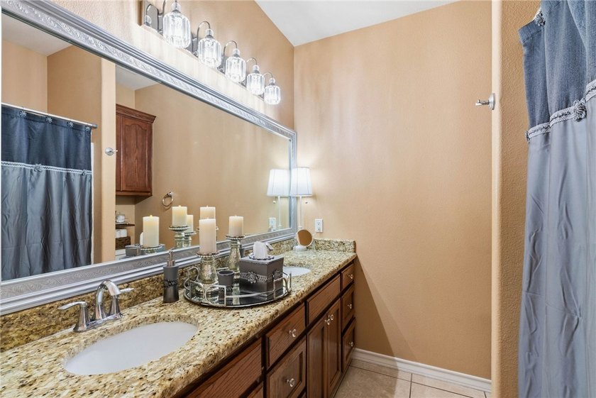 Pristine and move in ready! This amazing and well-maintained one - photo 18