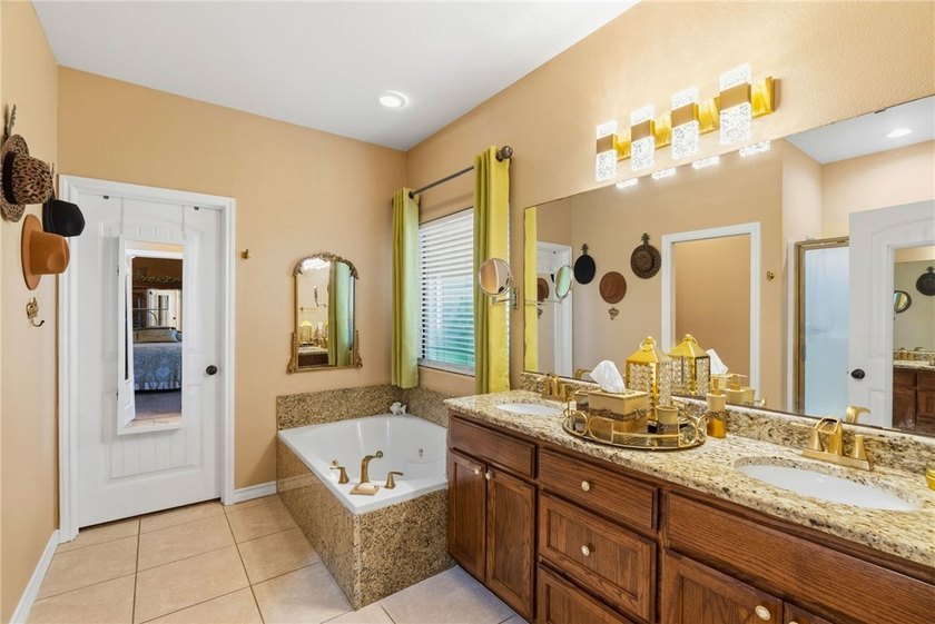 Pristine and move in ready! This amazing and well-maintained one - photo 22