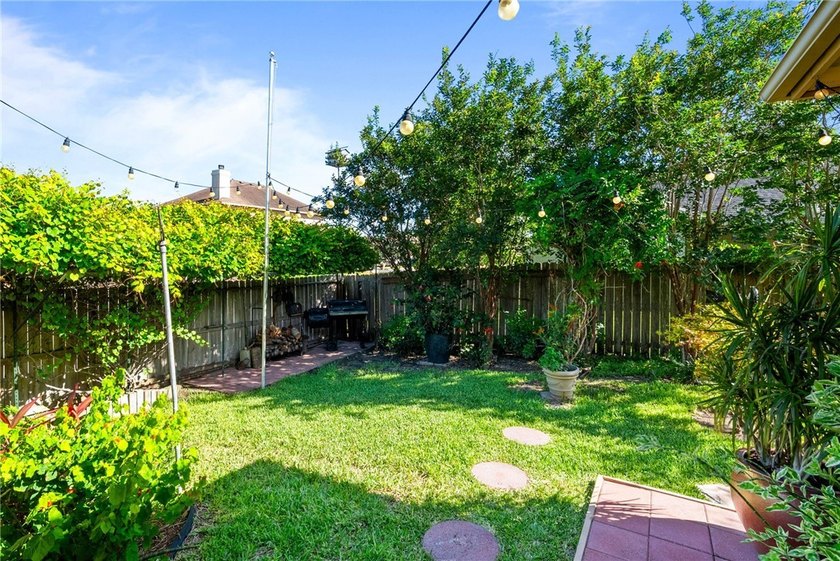 Pristine and move in ready! This amazing and well-maintained one - photo 26