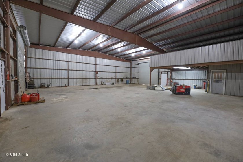 Home with a massive shop, two ponds, and plenty of privacy - photo 5