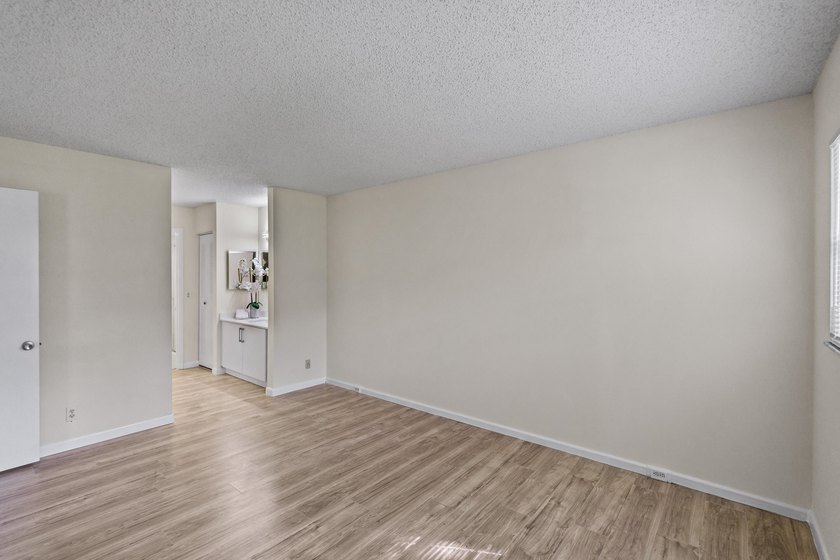 Beautifully renovated 2 BD, 2 BA first-floor condo in Century - photo 19