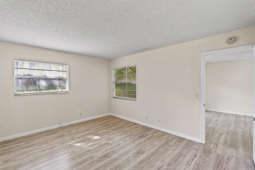 Beautifully renovated 2 BD, 2 BA first-floor condo in Century - photo 22