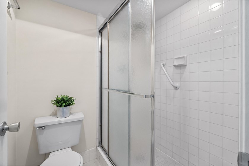 Beautifully renovated 2 BD, 2 BA first-floor condo in Century - photo 25