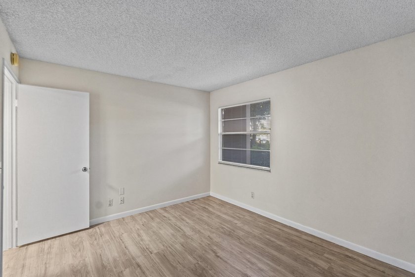 Beautifully renovated 2 BD, 2 BA first-floor condo in Century - photo 32