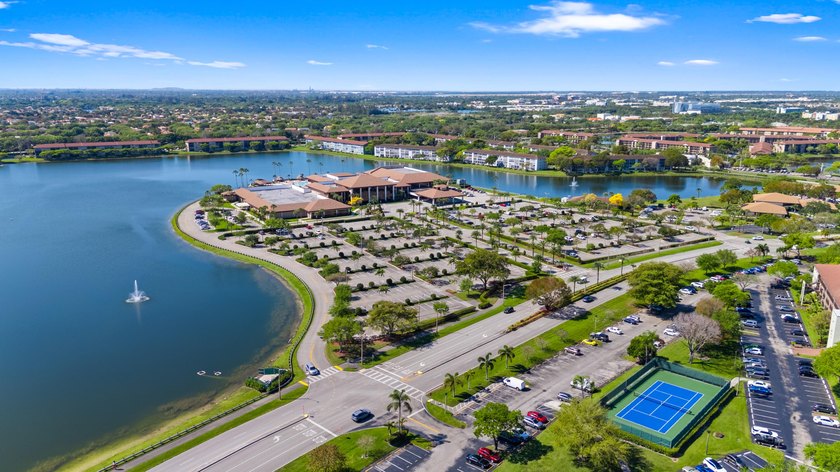 Beautifully renovated 2 BD, 2 BA first-floor condo in Century - photo 45