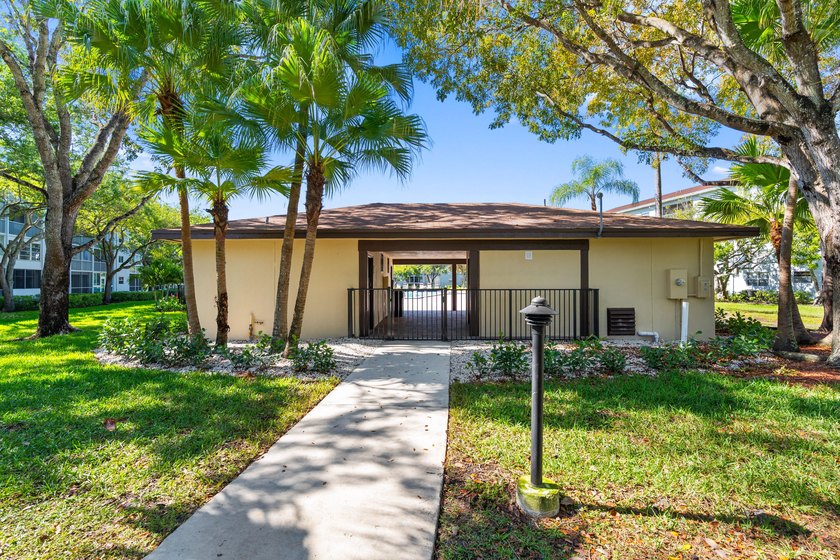 Beautifully renovated 2 BD, 2 BA first-floor condo in Century - photo 47