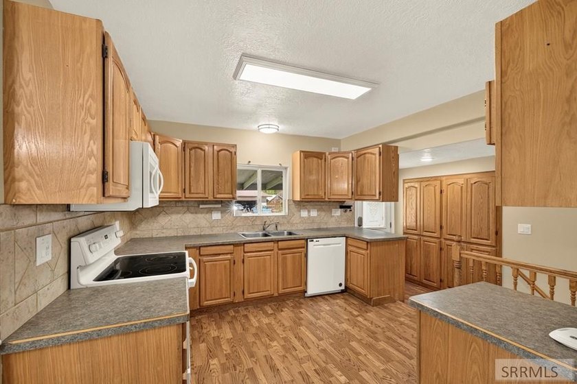 Oversized Corner Lot! Welcome to this beautifully maintained - photo 12
