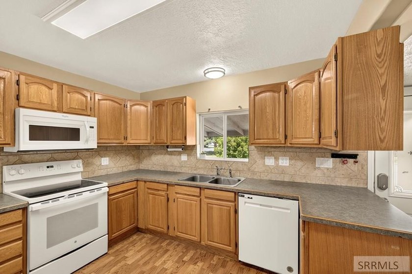 Oversized Corner Lot! Welcome to this beautifully maintained - photo 13