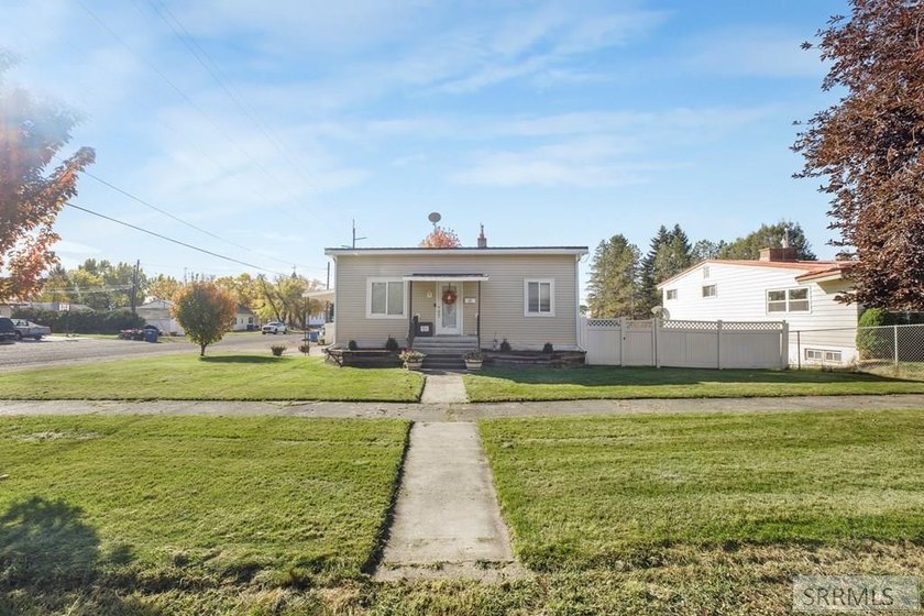 Oversized Corner Lot! Welcome to this beautifully maintained - photo 33