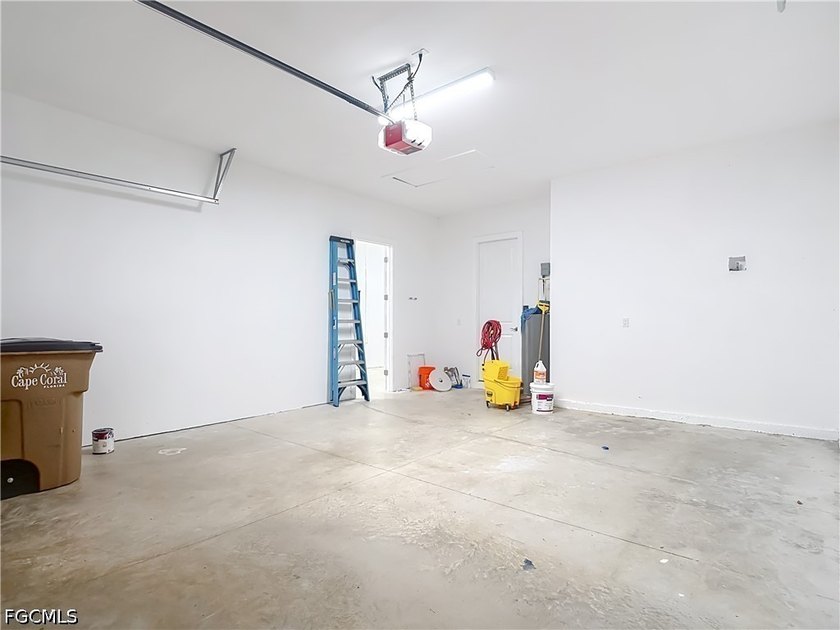 Welcome to 620 SW 26th Street, Cape Coral! This stunning - photo 36