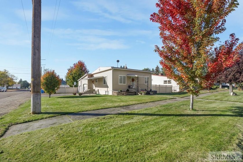 Oversized Corner Lot! Welcome to this beautifully maintained - photo 42