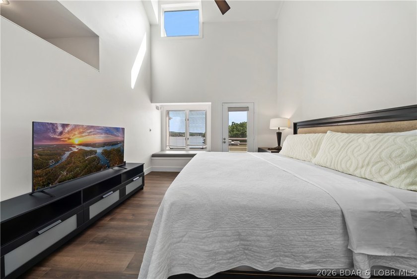 Experience elevated Lake of the Ozarks living in this furnished - photo 11
