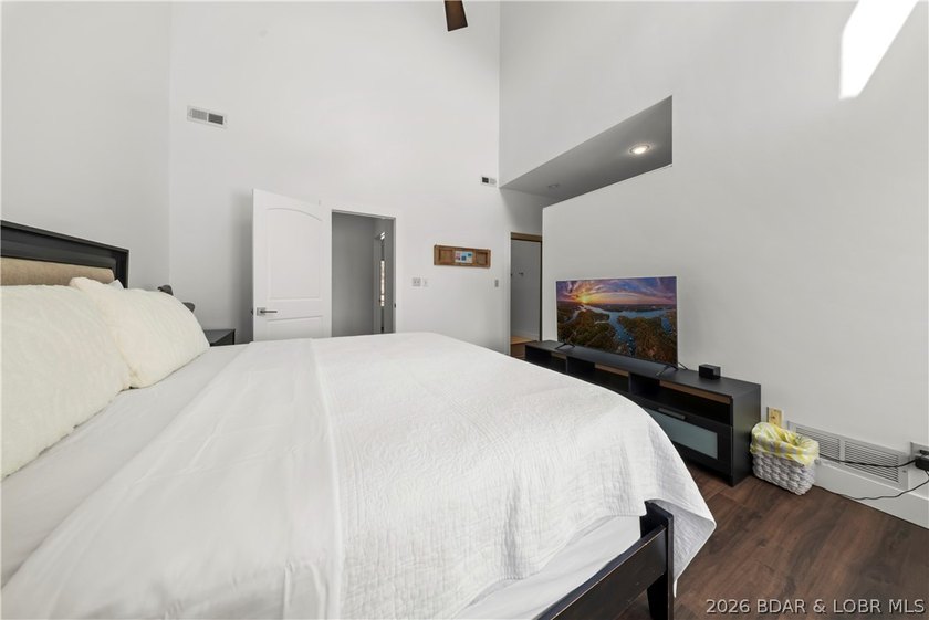 Experience elevated Lake of the Ozarks living in this furnished - photo 12