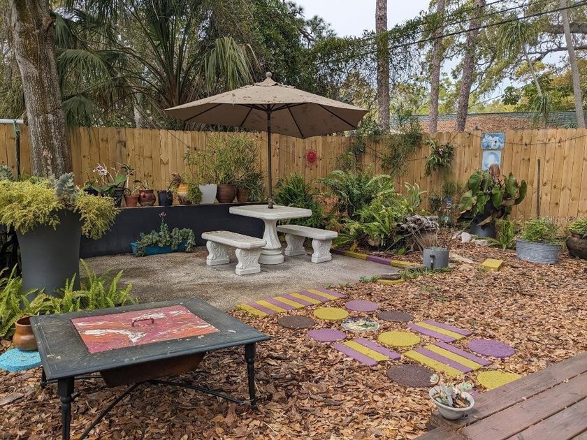 Welcome to this cozy, renovated 1940s bungalow. This home has a - photo 12