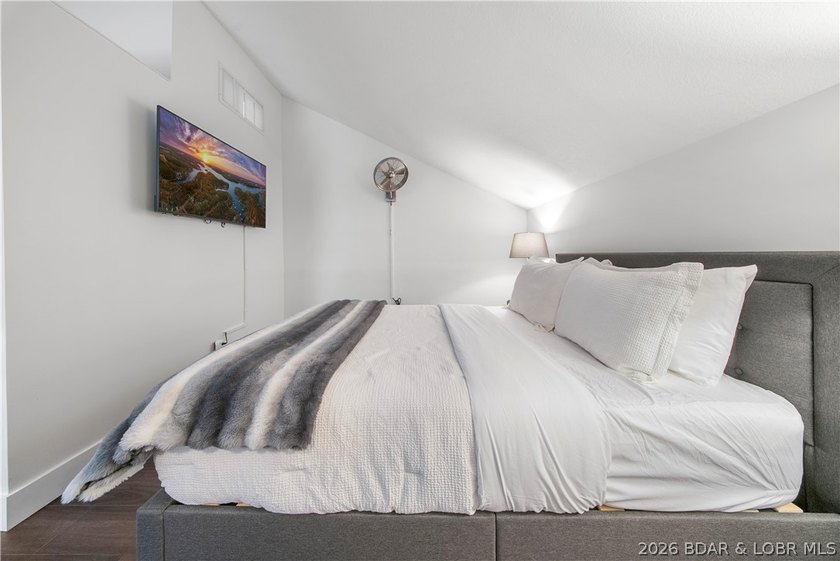 Experience elevated Lake of the Ozarks living in this furnished - photo 24