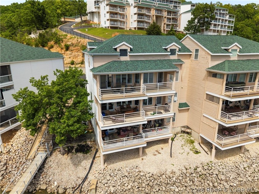 Experience elevated Lake of the Ozarks living in this furnished - photo 43