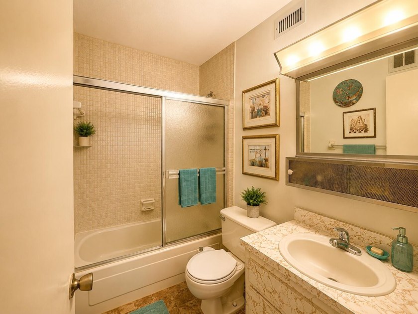 Charming corner-unit condo offering over 1,000 sq. ft. of living - photo 20