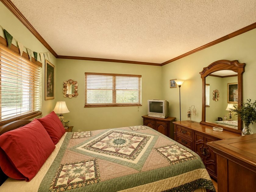 Charming corner-unit condo offering over 1,000 sq. ft. of living - photo 22
