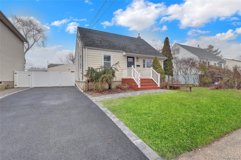 Completely Renovated in Lindenhurst Village. Many New Features - photo 4