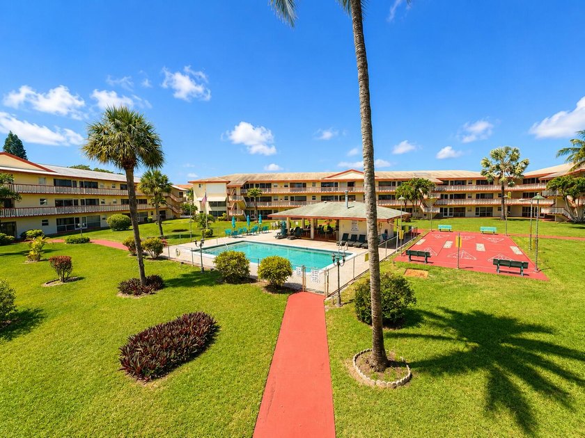 Charming corner-unit condo offering over 1,000 sq. ft. of living - photo 24