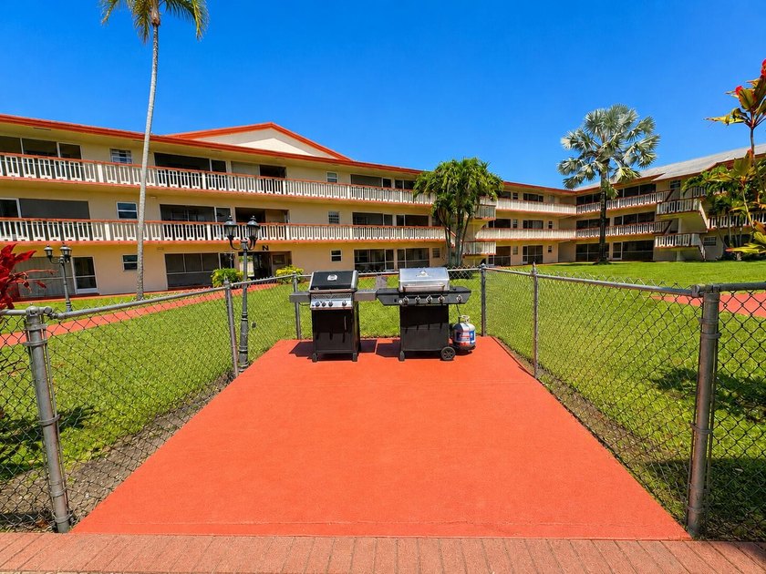 Charming corner-unit condo offering over 1,000 sq. ft. of living - photo 31
