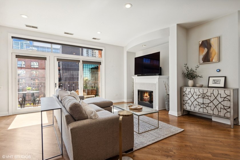 This 2 bed/2 bath condo is the perfect blend of modern comfort - photo 4