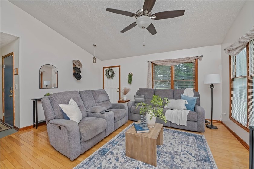 Meticulously maintained and move-in ready, this stunning - photo 11