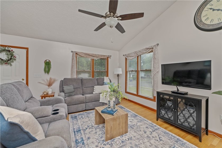 Meticulously maintained and move-in ready, this stunning - photo 12