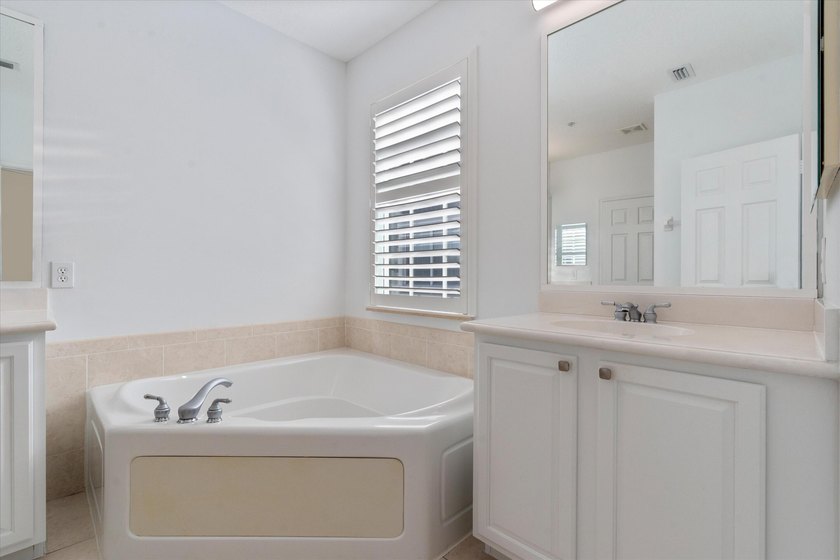 Desirable DOWNTOWN location, 2 blocks from Pineapple Grove &amp; 3 - photo 12